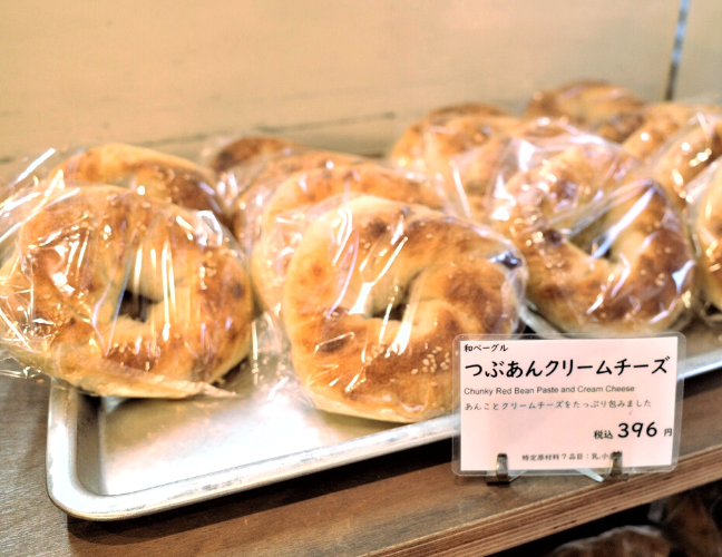 ベーグルのほかに食パン、ベーグルサンドもあり、店内の奥にはイートインスペースもあります。