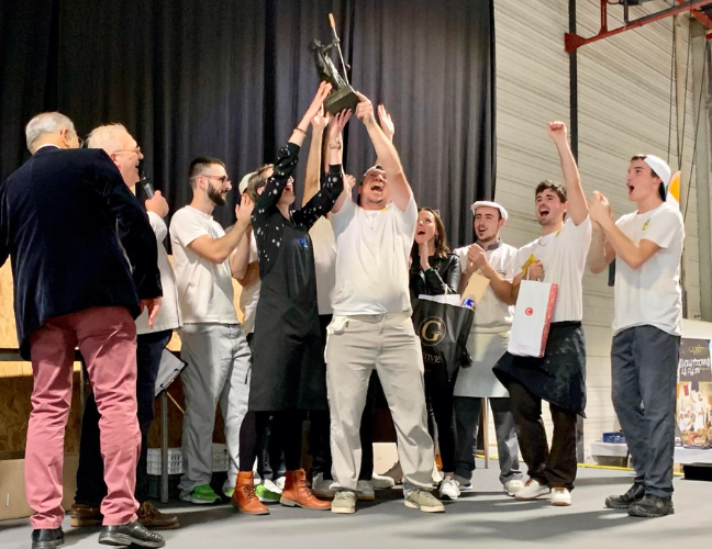 県内ベスト・ブーランジュリー( La Meilleure Boulangerie)に選ばれたラ・ドレエンヌのアントニー氏とその従業員達