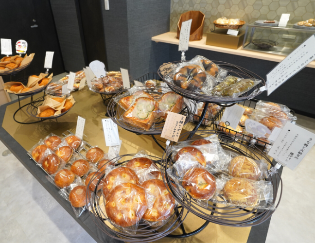 パンが陳列される店内
