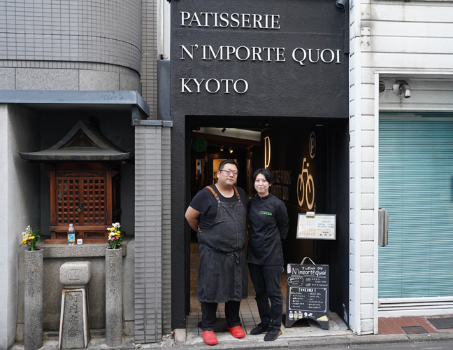 ナンポルトクワ店舗の前で西原夫妻