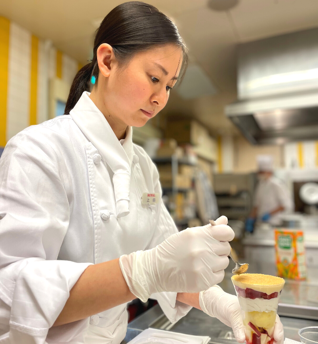 パフェの試作をするロイヤルホストの開発　上田さん