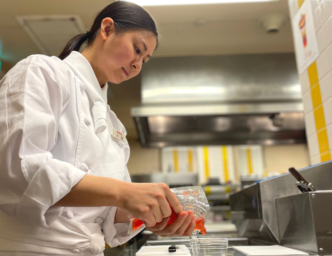 試作をするロイヤルの上田さん