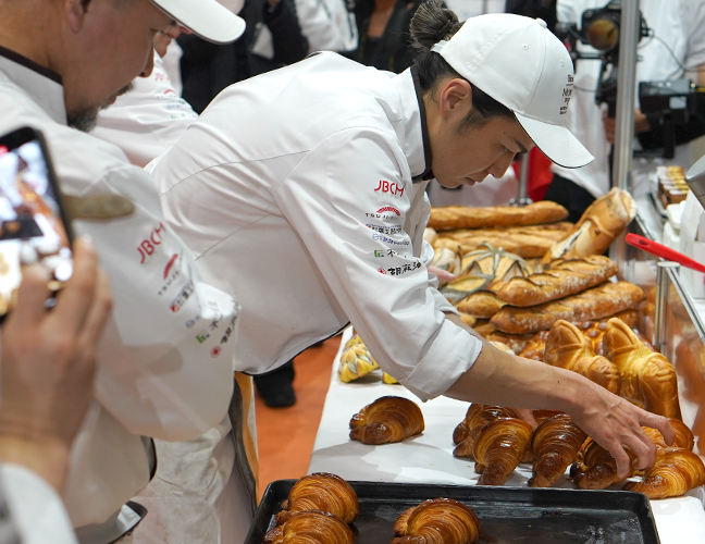 大澤シェフを見守るコーチの西川シェフ