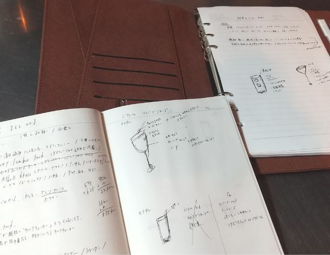 カクテルレシピの詳細が書かれたノート