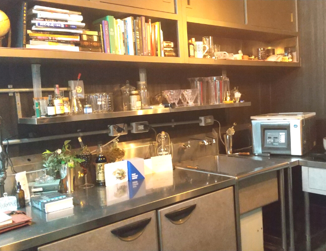 厨房奥にある南木さんのカクテルラボ。