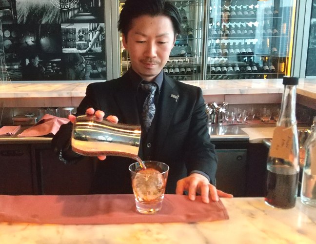 カクテルを作る南木さん