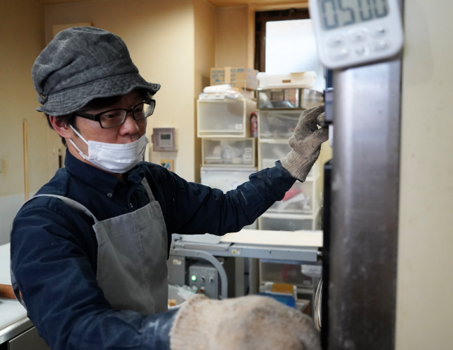 パンを焼くcoboto bakeryのオーナー酒井さん