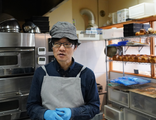 インタビューに答えるcoboto bakeryの酒井さん