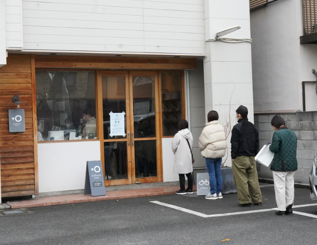 coboto bakery前にできた行列