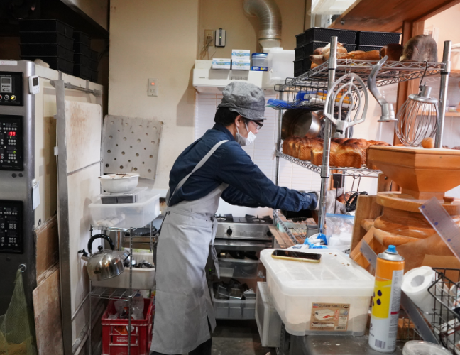 作業をするcoboto bakeryの酒井さん