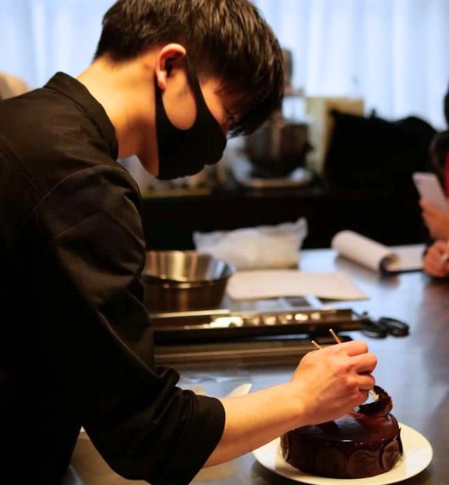 小西シェフがお菓子教室でレクチャーされている際の一コマ。