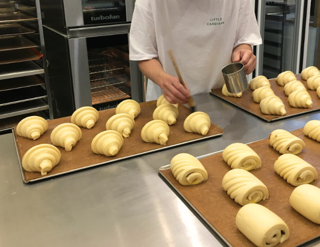 オーストラリアのベーカリーLITTLE CARDIGANでのクロワッサンの製造