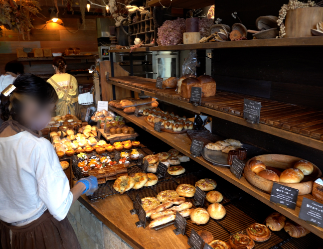 丘の上のパン屋店内