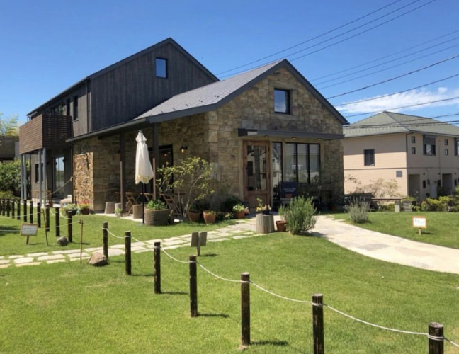 丘の上のパン屋外観