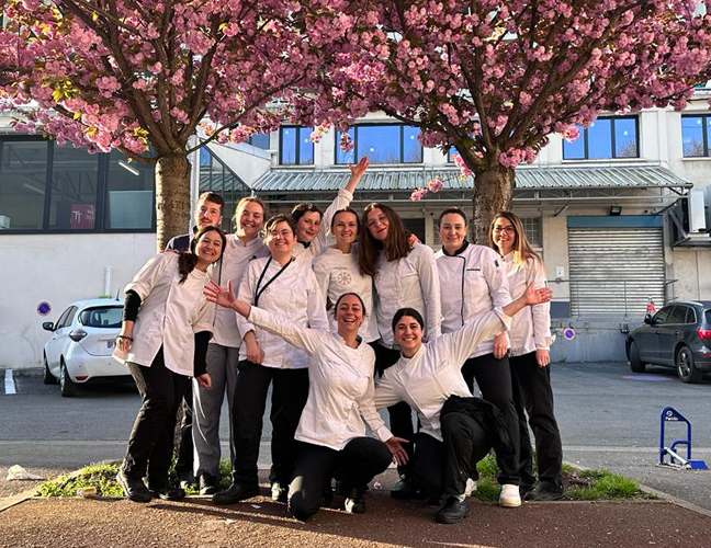 ニナ・メタイエとスタッフ