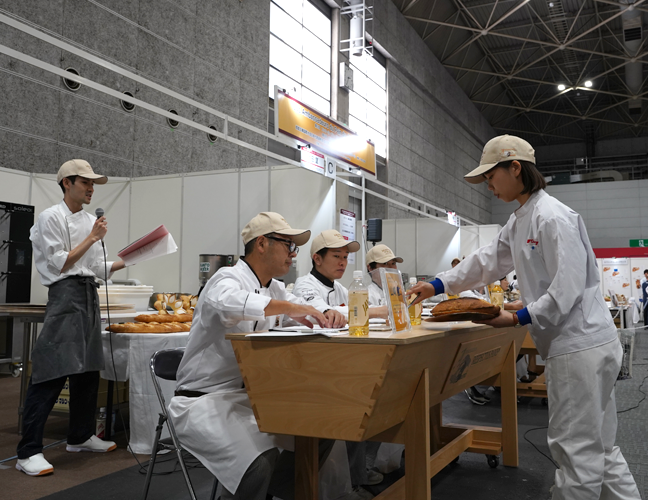 「コンクール・デュ・パン・トラディショネル」のプレゼンテーションと試食審査の様子 