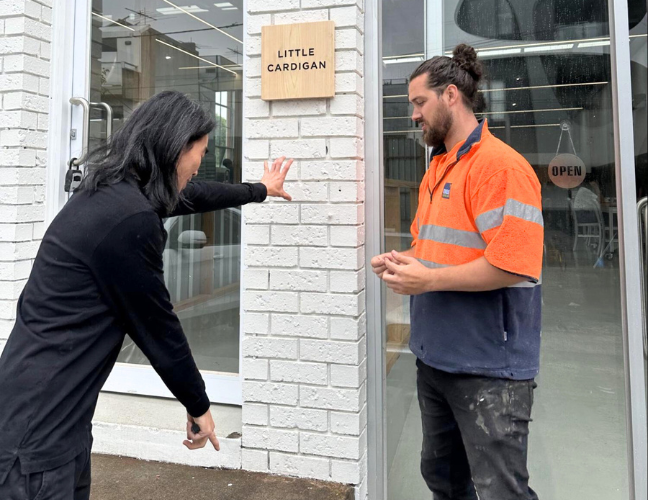 看板を設置するようす