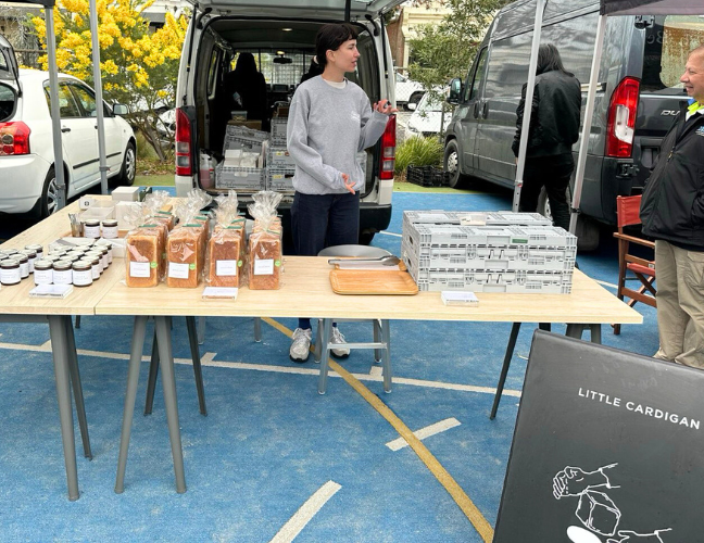 マーケットでパンを販売