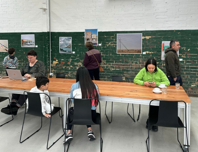 パン屋のイートインスペースで過ごす客