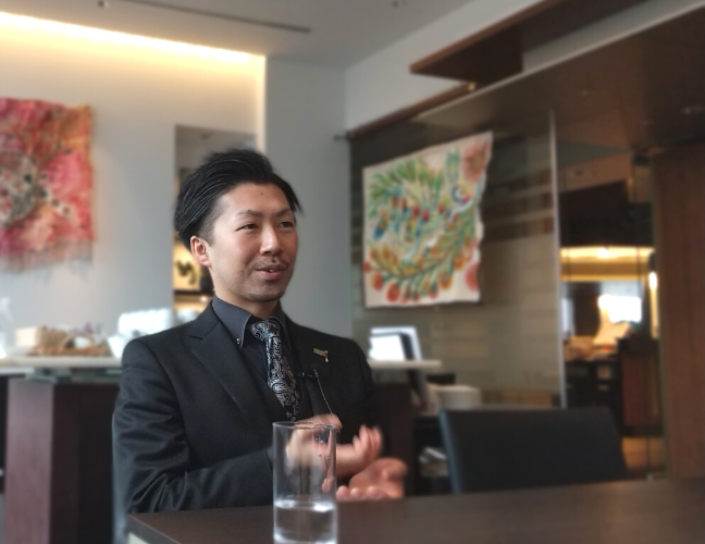 カクテルのことについて熱弁されるパークホテル東京 バー マネージャー 南木 浩史さん 