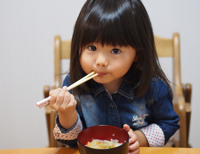 お味噌汁をのむ女の子